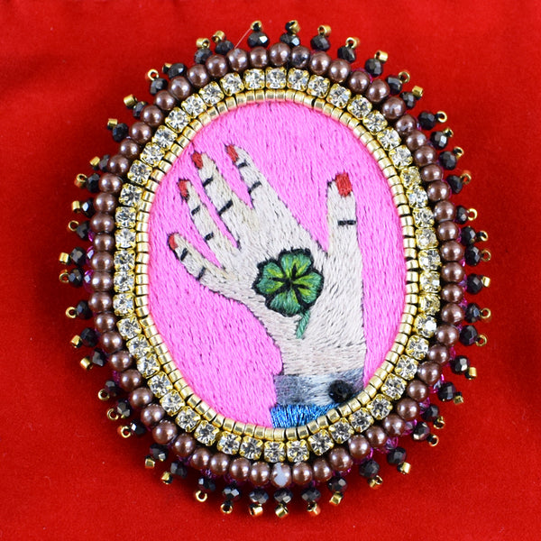 新品未使用 celeste mogador ティーストランプ刺繍ブローチ Céleste Mogador - Oval Lucky Clover Hand Brooch – Curated Living